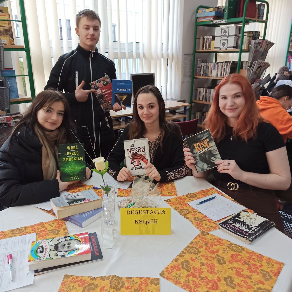 Degustacja książek w bibliotece